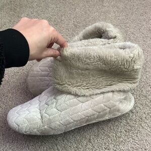 “Isotoner Women’s Slipper Booties size 6.5”